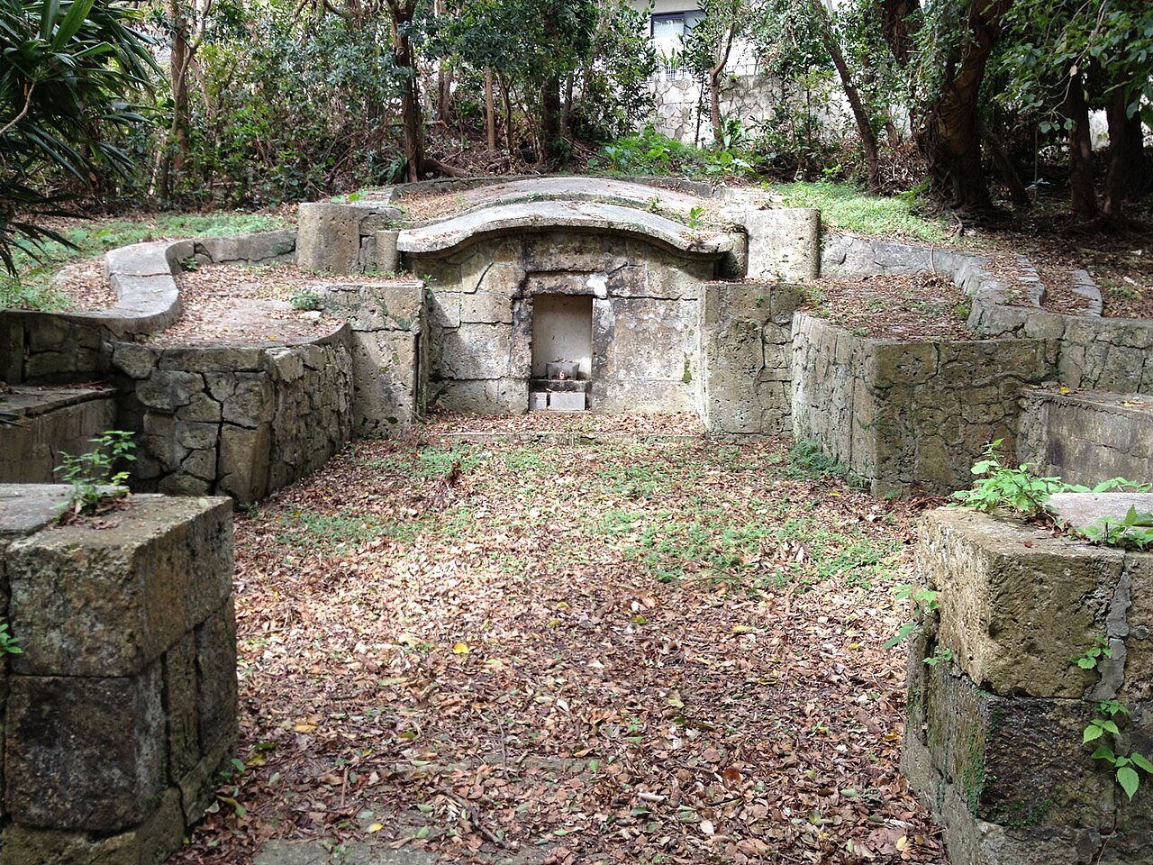 伊江御殿墓（沖縄県那覇市首里石嶺町）の画像