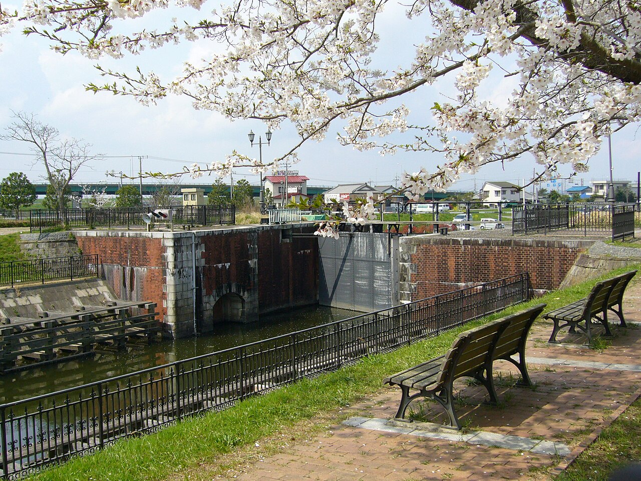 横利根閘門の画像