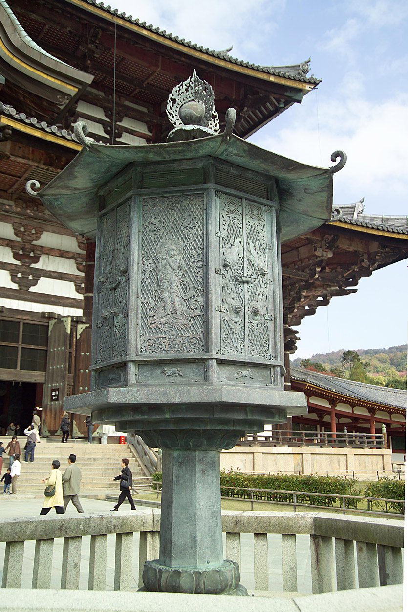金銅八角燈籠（大仏殿前所在）の画像