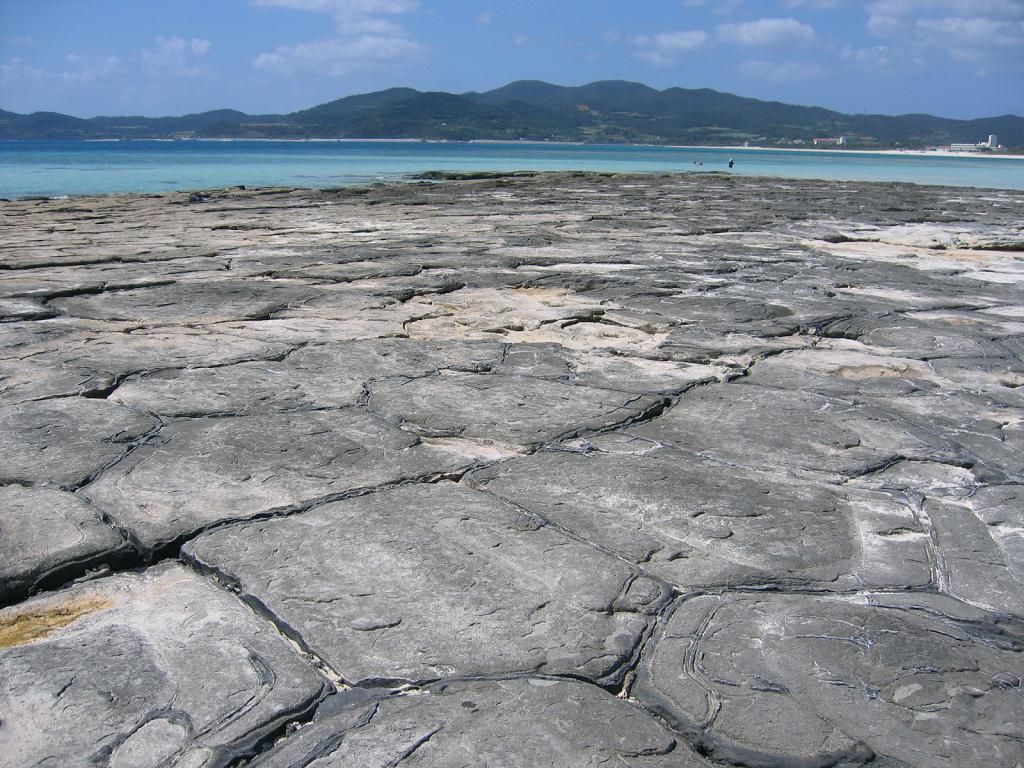久米島町奥武島の畳石の画像