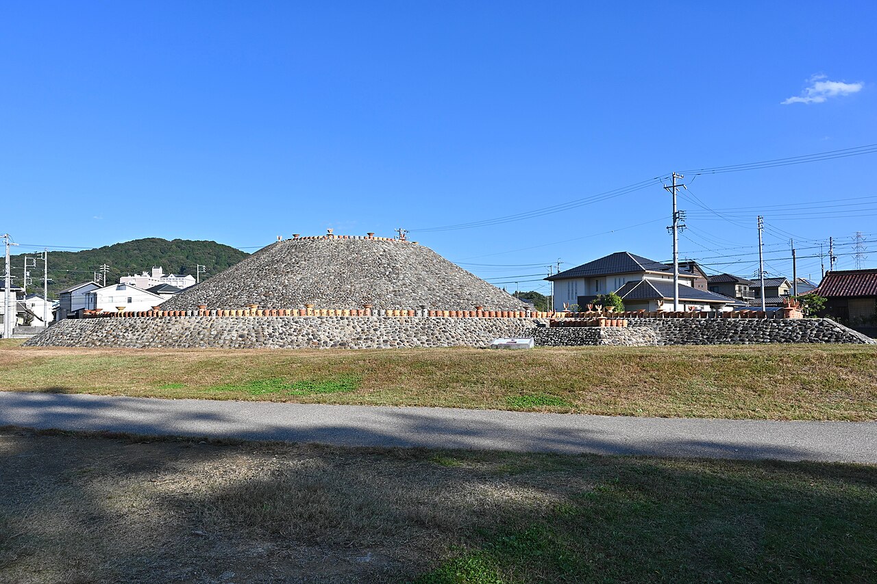 志段味古墳群
　白鳥塚古墳
　尾張戸神社古墳
　中社古墳
　南社古墳
　志段味大塚古墳
　勝手塚古墳
　白鳥古墳群の画像