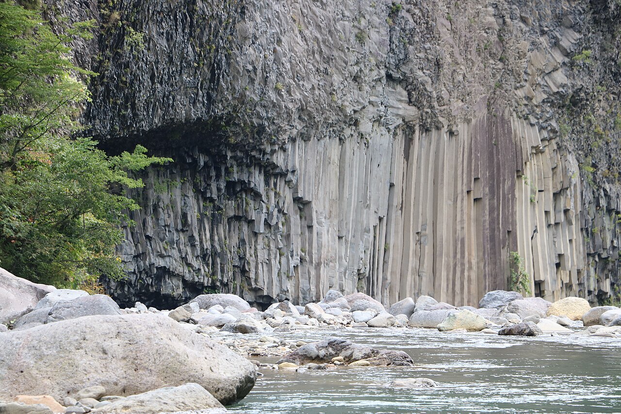葛根田の大岩屋の画像