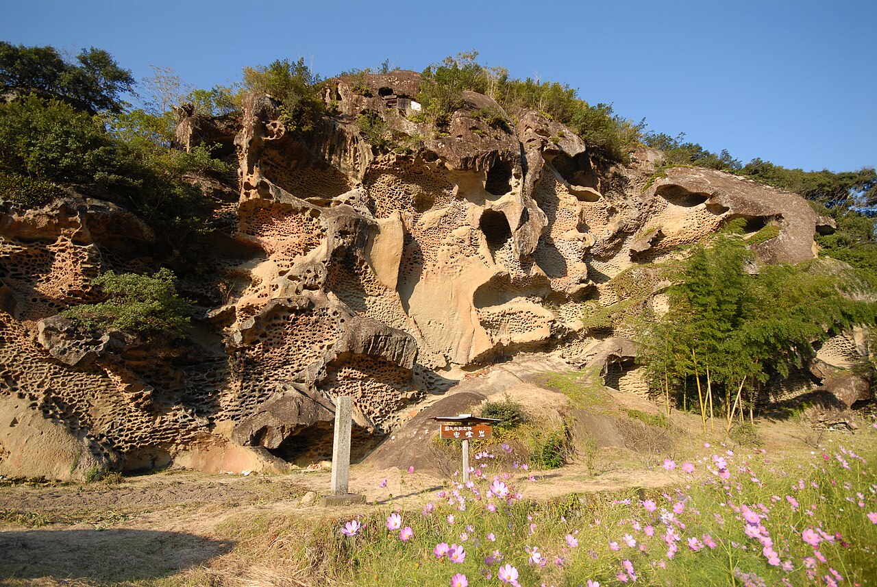 高池の虫喰岩の画像