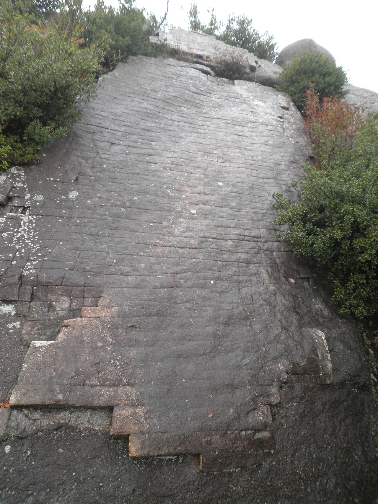白石島の鎧岩の画像